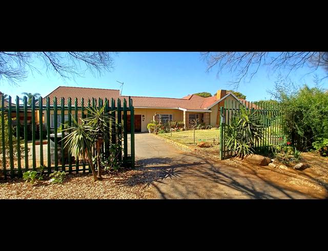 5 BEDROOM FREEHOLD FOR SALE IN PETERSFIELD